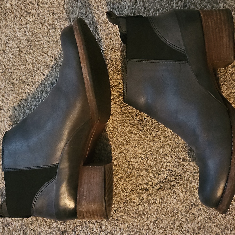 Clarks Women's Black Leather Ankle Boots - sz 7.5 - Picture 3 of 5